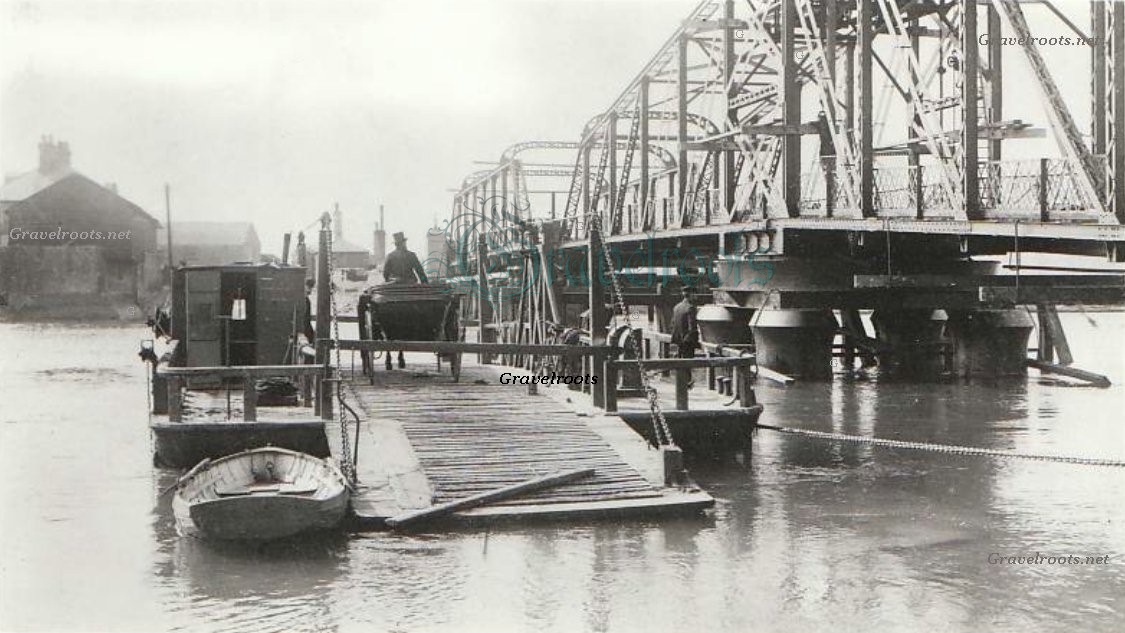 Floating Bridge & New Bridge, Littlehampton - click image to return