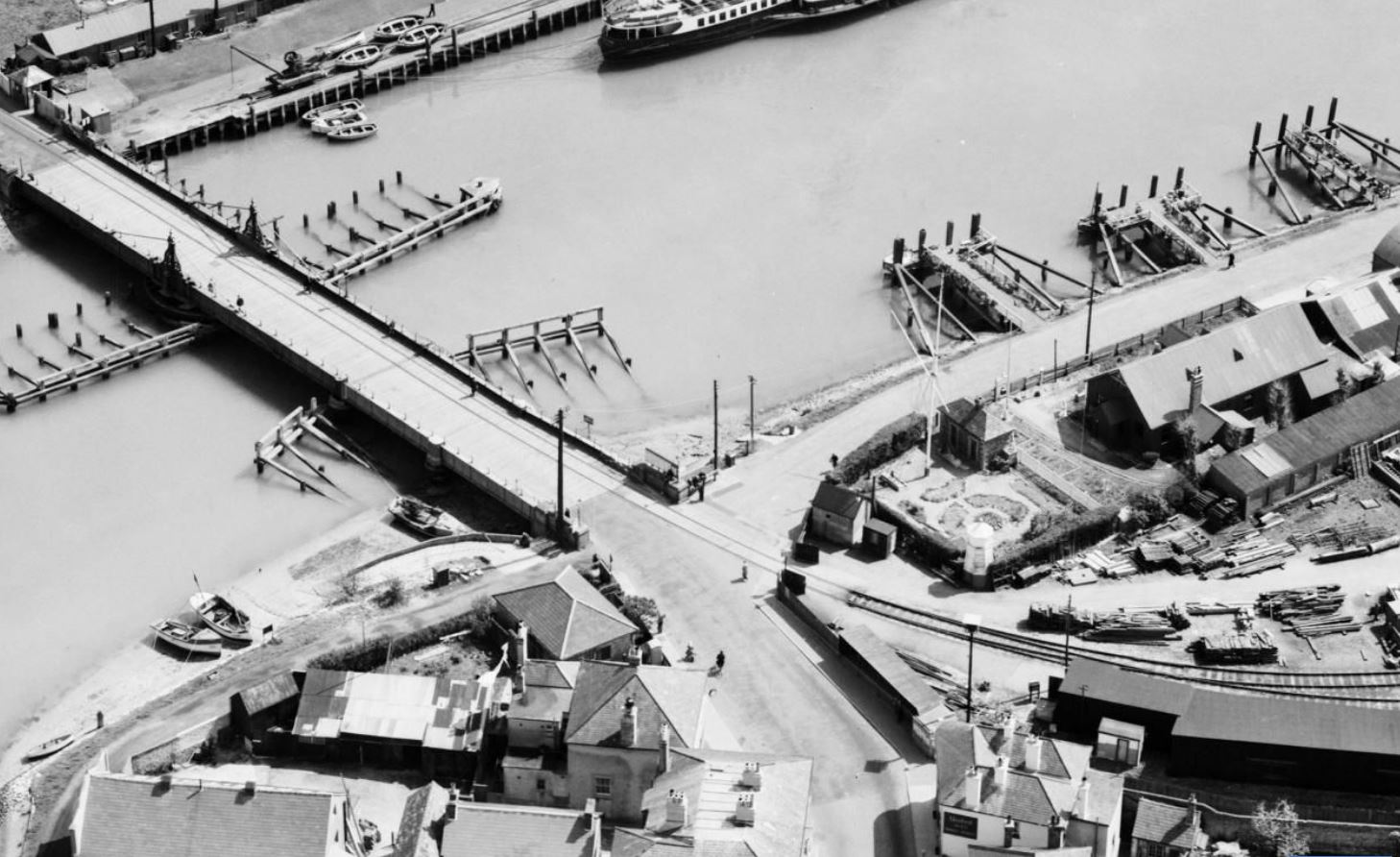 old swing bridge, Newhaven, Sussex - click image to return