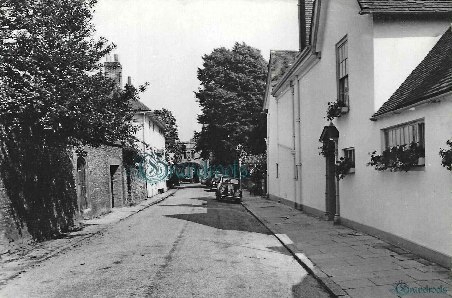  old photo of Canon Lane, Chichester, Sussex - click image to return